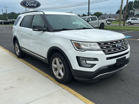 Used 2017 Ford Explorer XLT AWD/4WD image 3