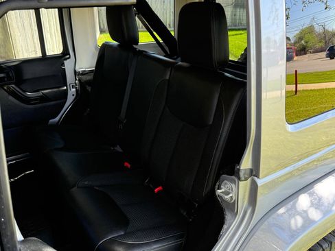 Used 2017 Jeep Wrangler Unlimited Sahara image 17