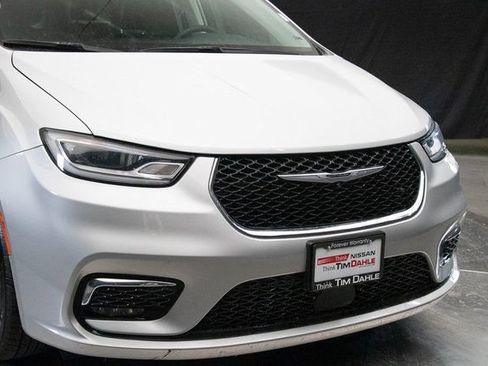 Used 2024 Chrysler Pacifica Touring-L FWD image 4