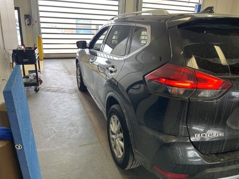 Used 2018 Nissan Rogue SV image 3