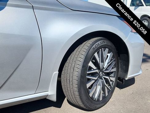 Used 2024 Nissan Altima 2.5 SV w/ SV Premium Package image 17