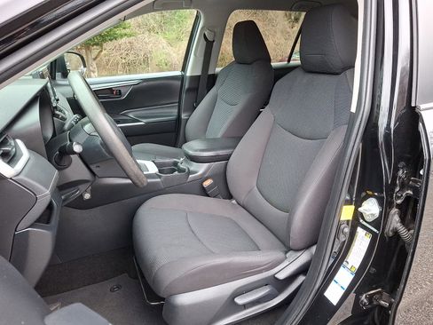 Used 2019 Toyota RAV4 LE w/ Carpet Mat Package image 14