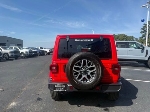 Used 2025 Jeep Wrangler Sahara image 6