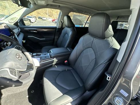 New 2026 Toyota Highlander Platinum image 15