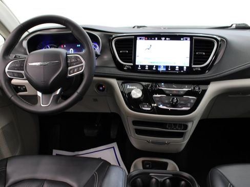 Used 2024 Chrysler Pacifica Limited FWD image 9