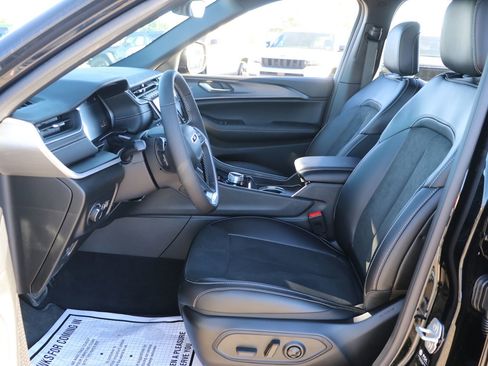 New 2025 Jeep Grand Cherokee L Laredo image 11