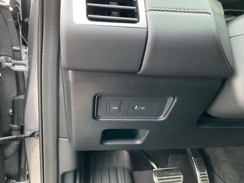 Used 2025 Land Rover Discovery Dynamic SE AWD/4WD image 10