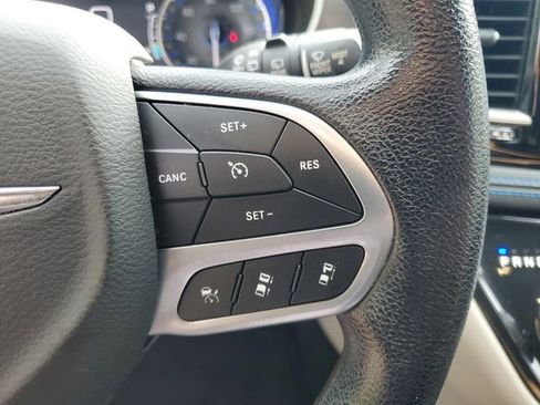 Used 2021 Chrysler Pacifica Touring FWD image 12