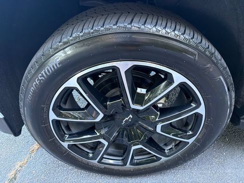 Used 2025 Chevrolet Suburban RST RWD image 11