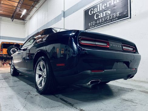 Used 2015 Dodge Challenger SXT RWD image 4