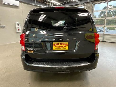 Used 2020 Dodge Grand Caravan SE image 4