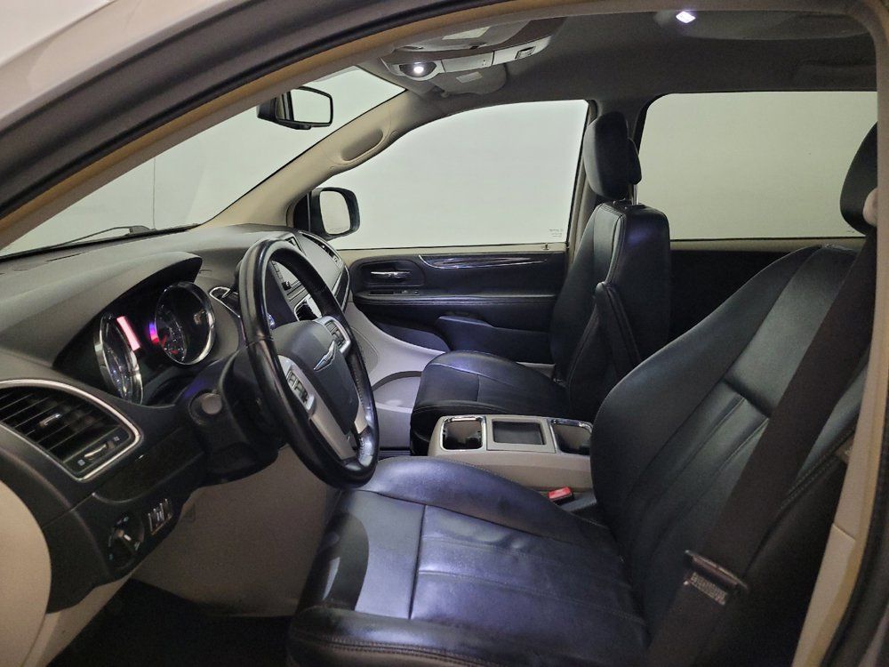 Used 2016 Chrysler Town & Country Touring FWD image 17