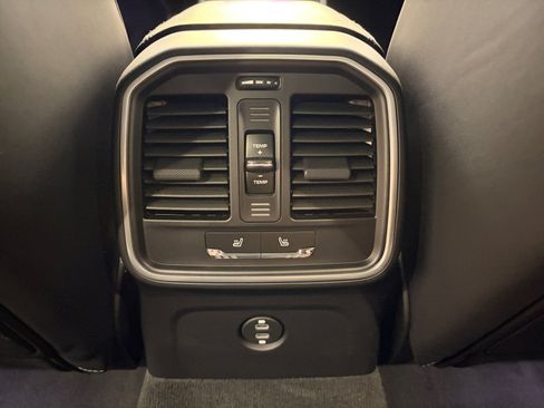 Certified 2026 Porsche Macan AWD/4WD image 25