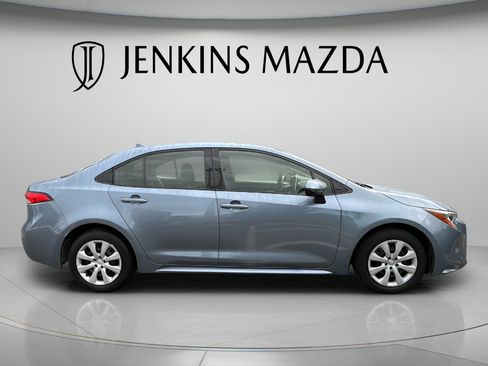Used 2021 Toyota Corolla LE FWD image 3