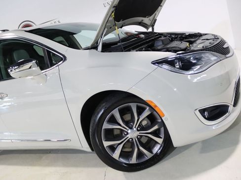 Used 2019 Chrysler Pacifica Limited w/ Tire & Wheel Group FWD image 68