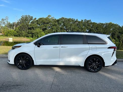Used 2024 Toyota Sienna XSE FWD image 3