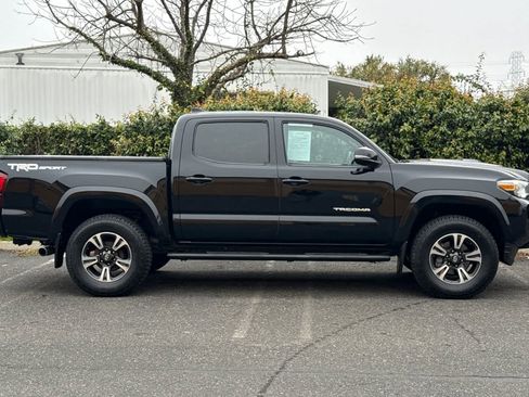 Used 2019 Toyota Tacoma TRD Sport image 2