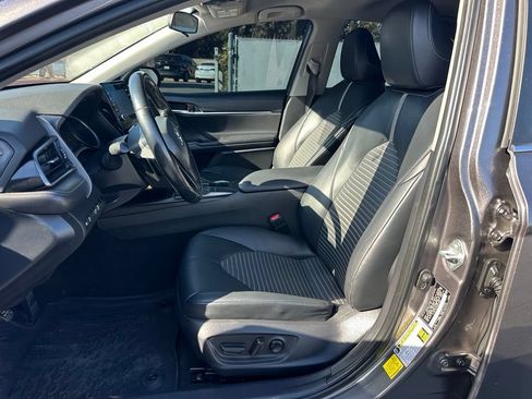 Used 2022 Toyota Camry SE FWD image 9