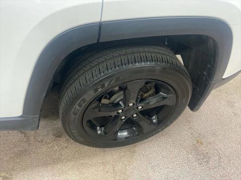 Certified 2024 Jeep Grand Cherokee Altitude image 9