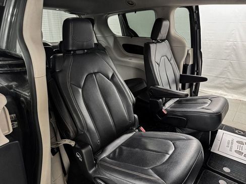 Used 2018 Chrysler Pacifica Touring-L Plus FWD image 11