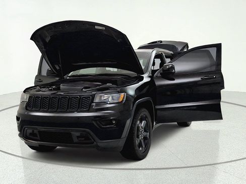 Used 2018 Jeep Grand Cherokee Laredo AWD/4WD image 32