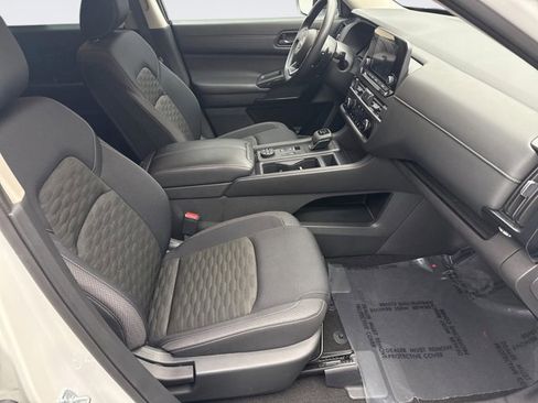 Used 2024 Nissan Pathfinder S image 16