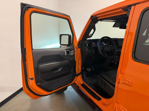 Used 2025 Jeep Wrangler Unlimited Rubicon 392 AWD/4WD image 10
