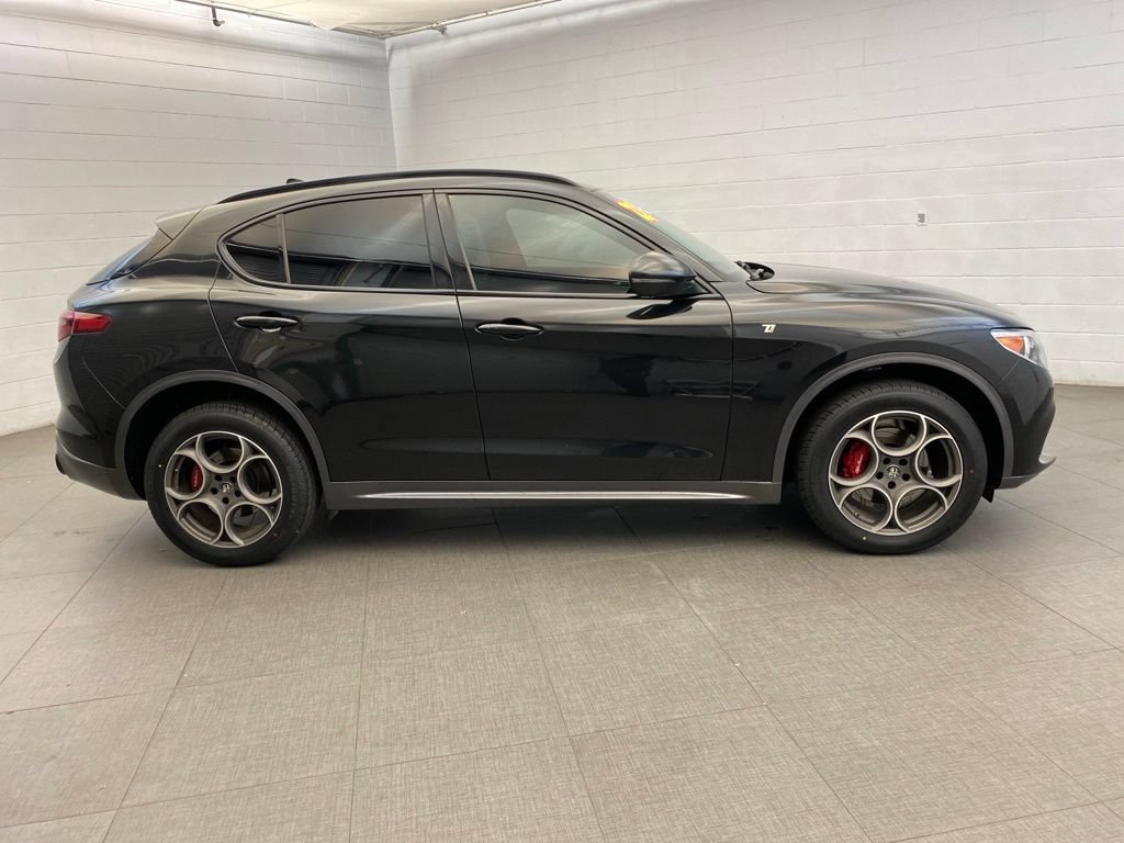 Used 2022 Alfa Romeo Stelvio Ti AWD/4WD image 8