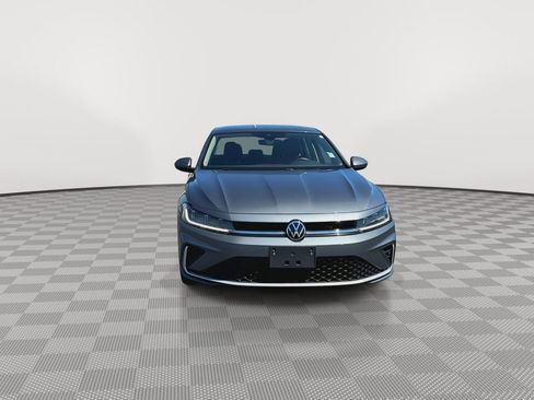 Used 2025 Volkswagen Jetta SE FWD image 3