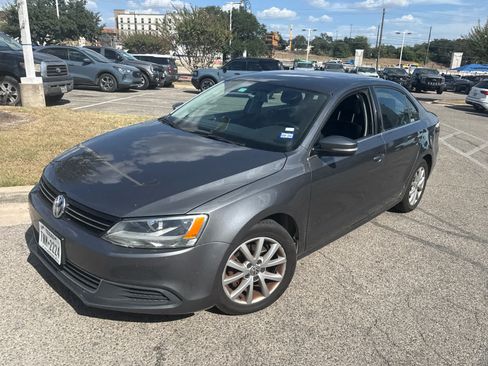 Used 2013 Volkswagen Jetta SE FWD image 2