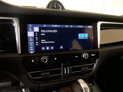 Used 2025 Porsche Macan image 28
