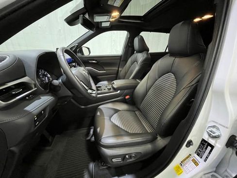 Certified 2024 Toyota Highlander XSE AWD/4WD image 10