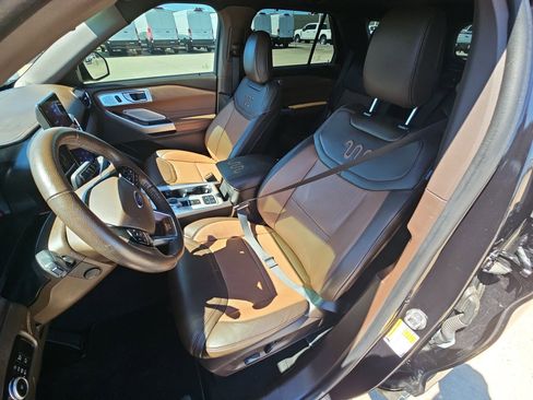 Used 2023 Ford Explorer King Ranch w/ Technology Package image 16