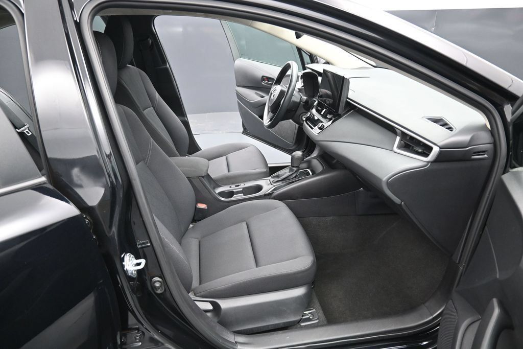 Used 2025 Toyota Corolla LE FWD image 30
