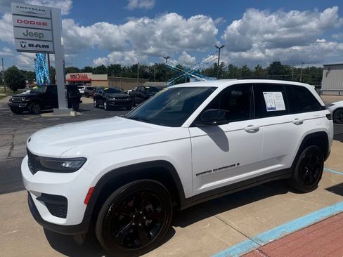Used 2023 Jeep Grand Cherokee Altitude AWD/4WD image 3