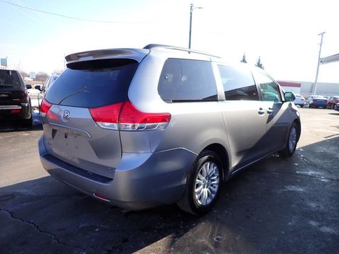 Used 2013 Toyota Sienna XLE image 6