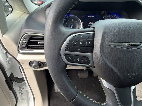 Used 2022 Chrysler Pacifica Touring-L w/ Uconnect Theater Family Group image 25