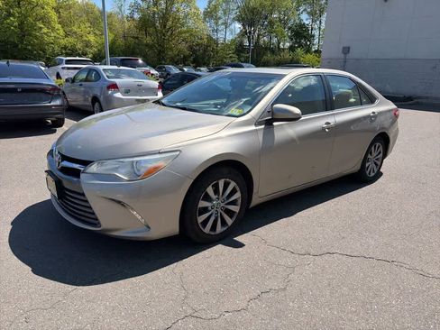 Used 2015 Toyota Camry XLE w/ Moonroof Package FWD image 2