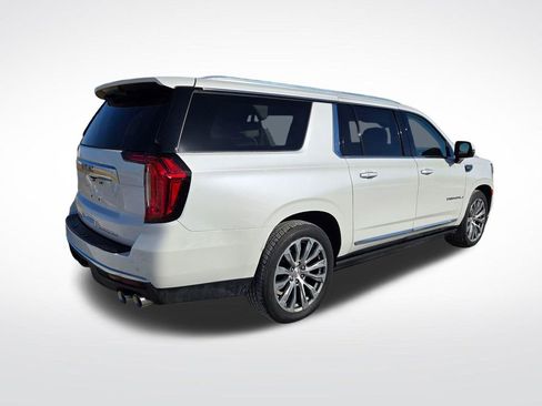 Used 2022 GMC Yukon XL Denali w/ Denali Premium Package image 3
