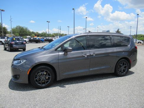 Used 2020 Chrysler Pacifica Touring-L w/ S Appearance Package FWD image 4
