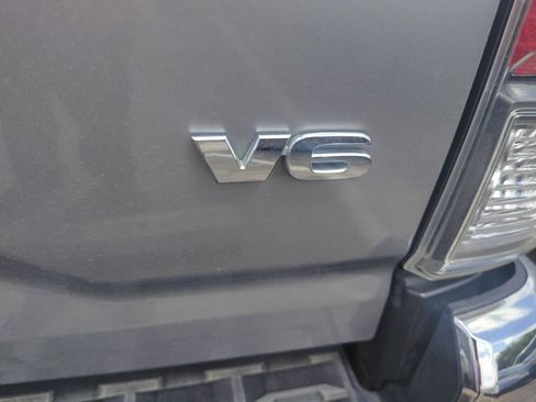 Used 2020 Toyota Tacoma TRD Off-Road AWD/4WD image 9