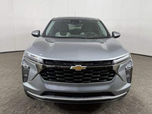 Used 2024 Chevrolet Trax LS w/ LS Convenience Package FWD image 2