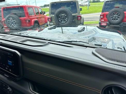 Used 2025 Jeep Gladiator Mojave AWD/4WD image 23