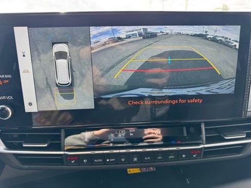 Used 2025 Toyota Sienna Platinum image 31