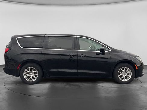 Used 2024 Chrysler Voyager LX FWD image 4