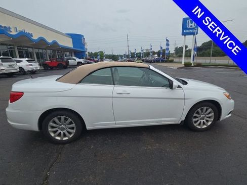 Used 2011 Chrysler 200 Touring w/ Cold Weather Group FWD image 4