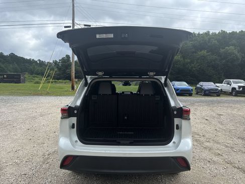 Used 2023 Toyota Highlander XLE FWD image 24