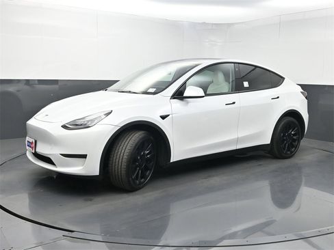 Used 2023 Tesla Model Y Long Range image 19