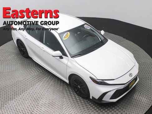 Used 2025 Toyota Camry SE FWD image 3