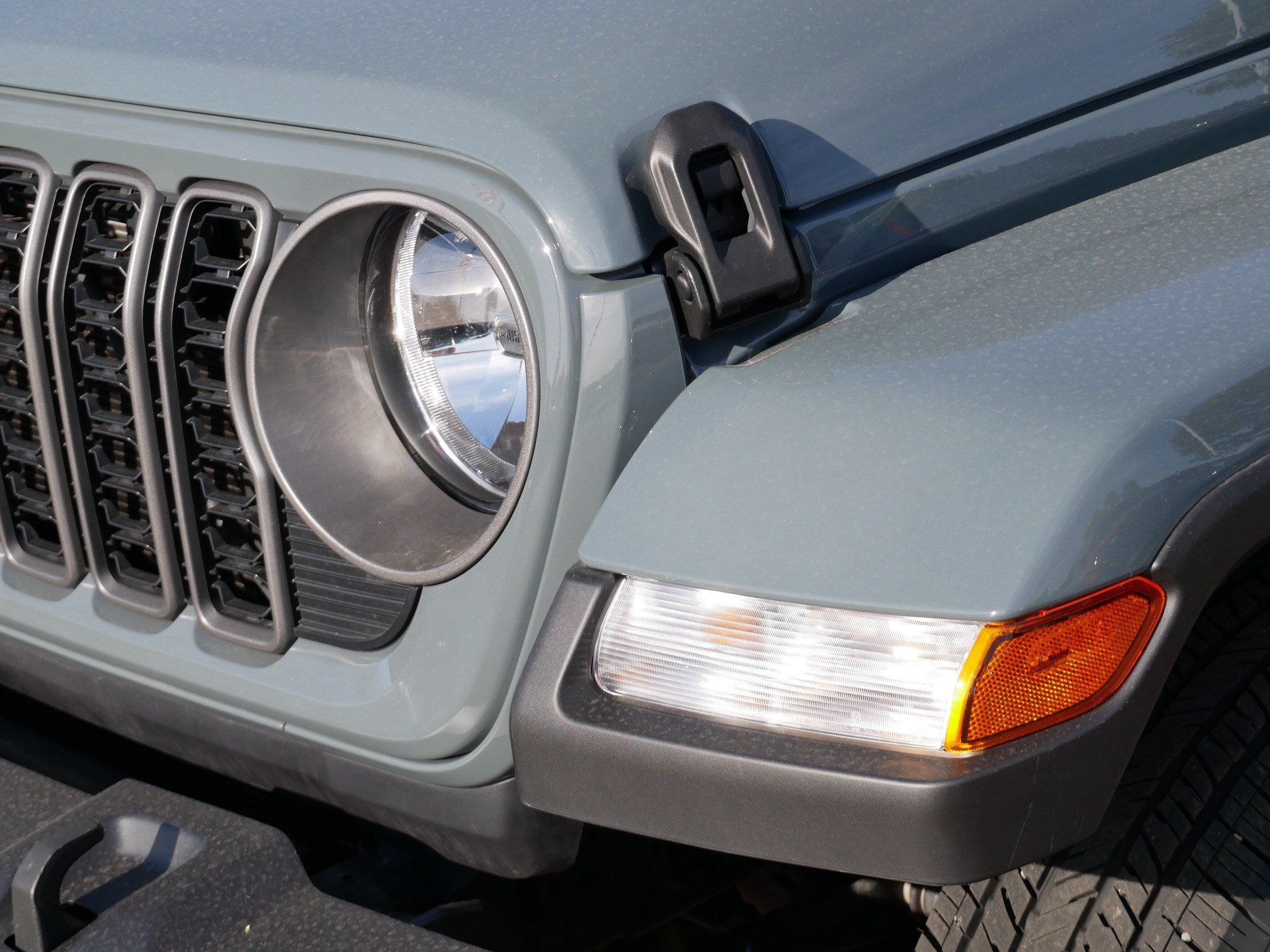 Used 2025 Jeep Gladiator Sport AWD/4WD image 16